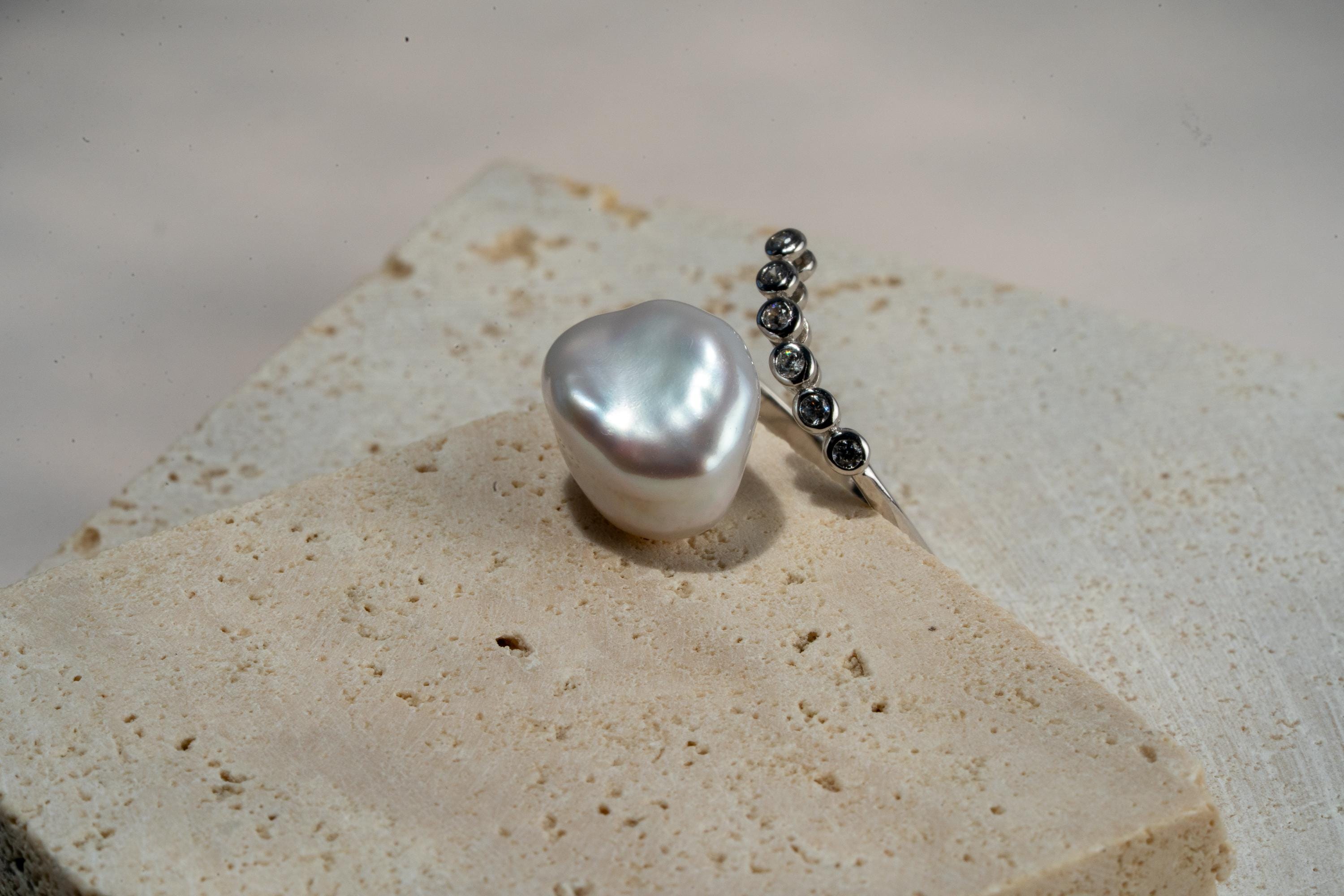 Lumi Curve Ring with Keshi Pearl