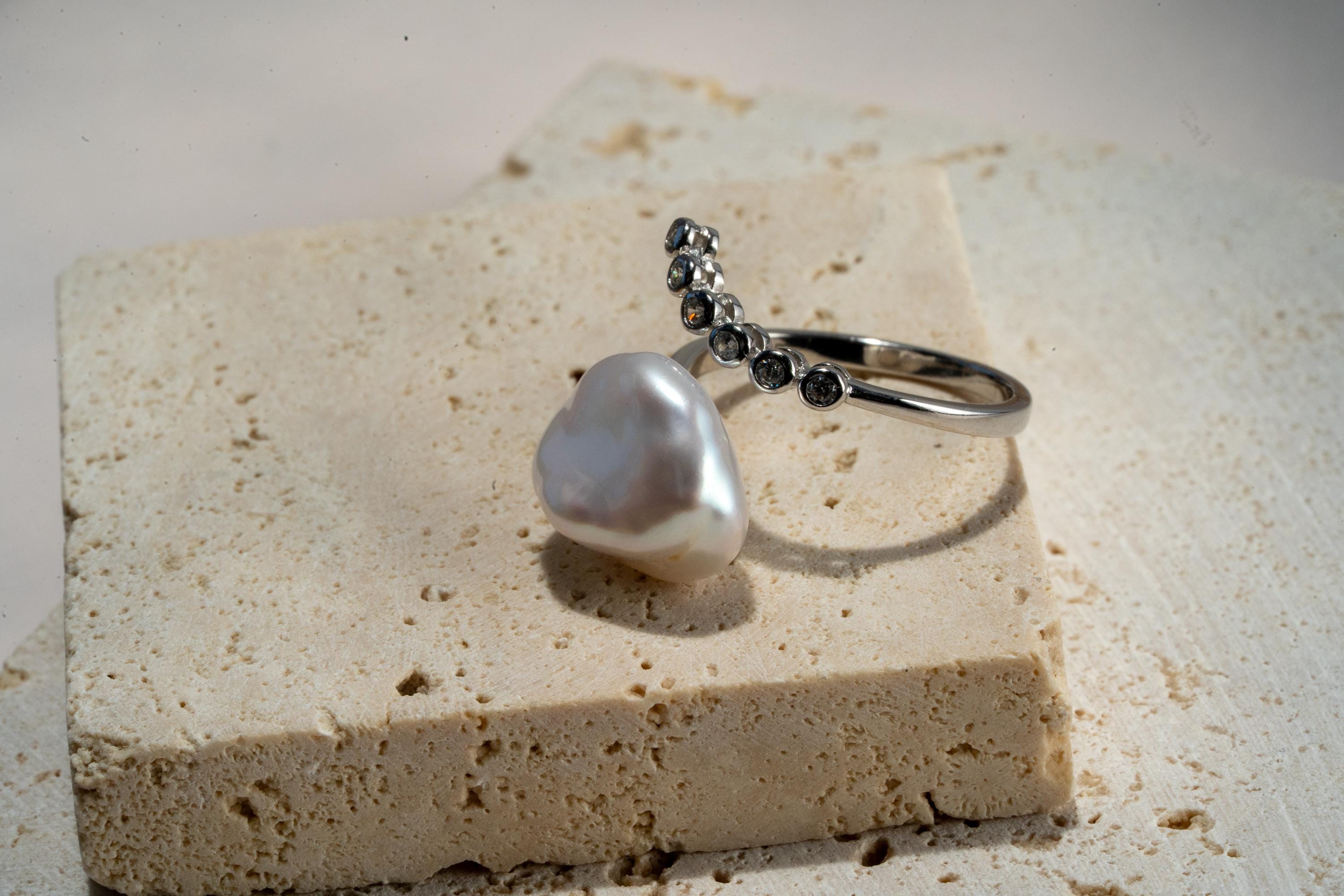 Lumi Curve Ring with Keshi Pearl