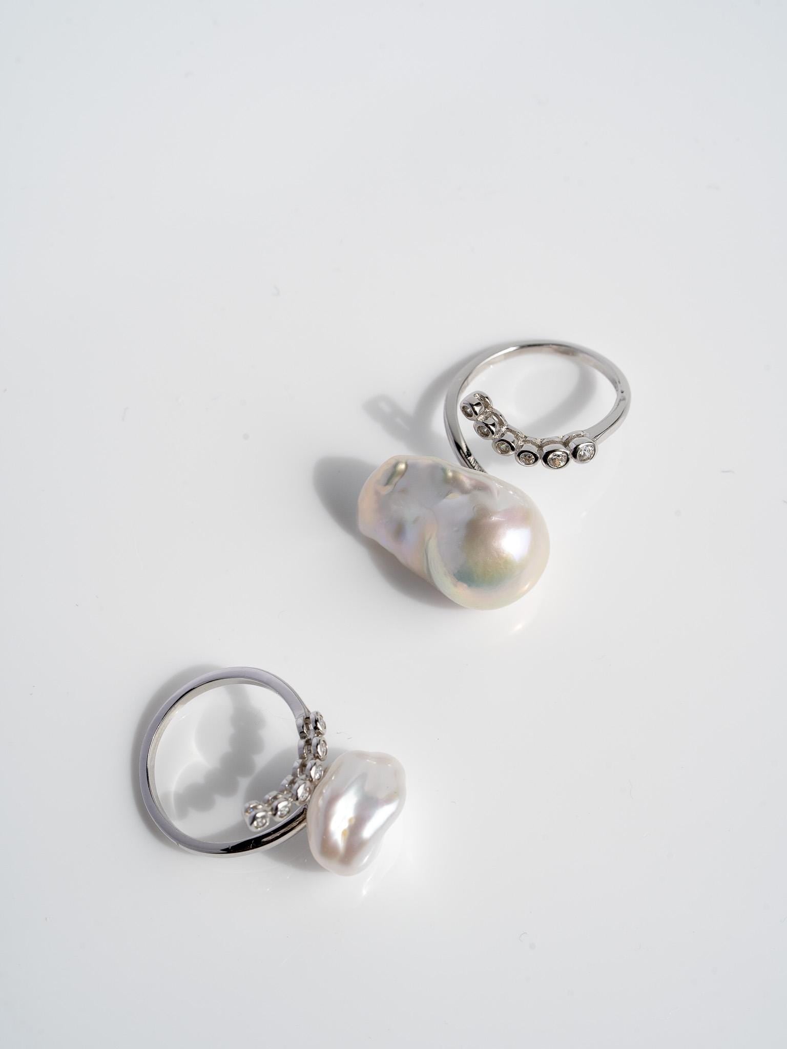 Lumi Curve Ring with Baroque Pearl