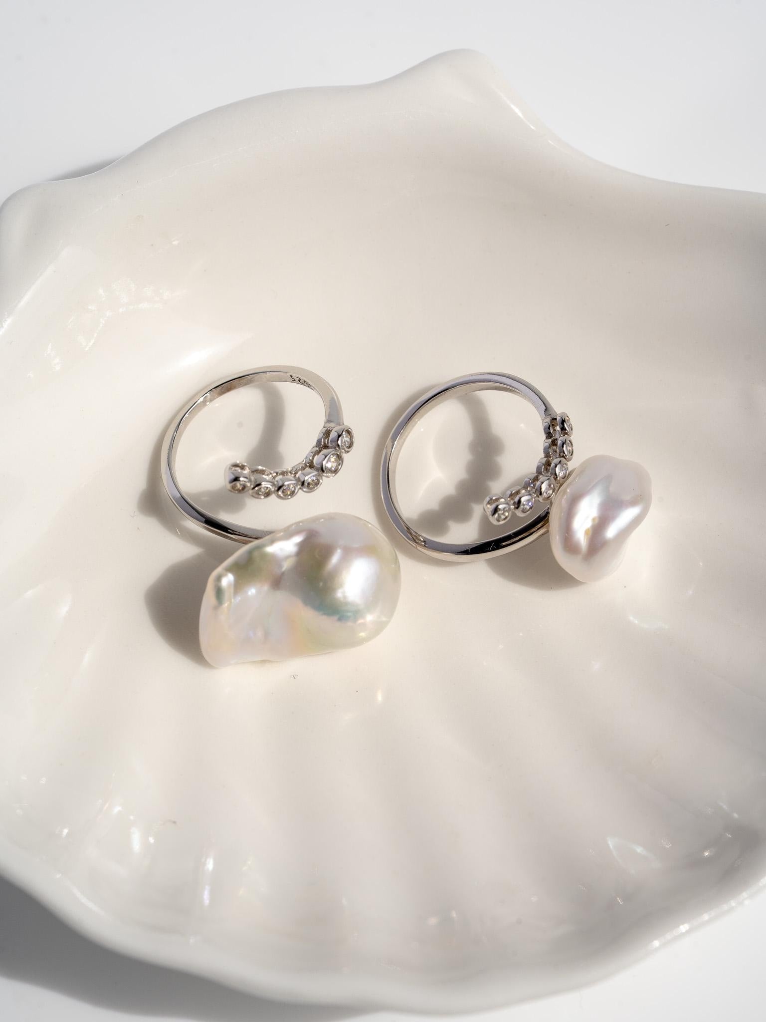 Lumi Curve Ring with Baroque Pearl
