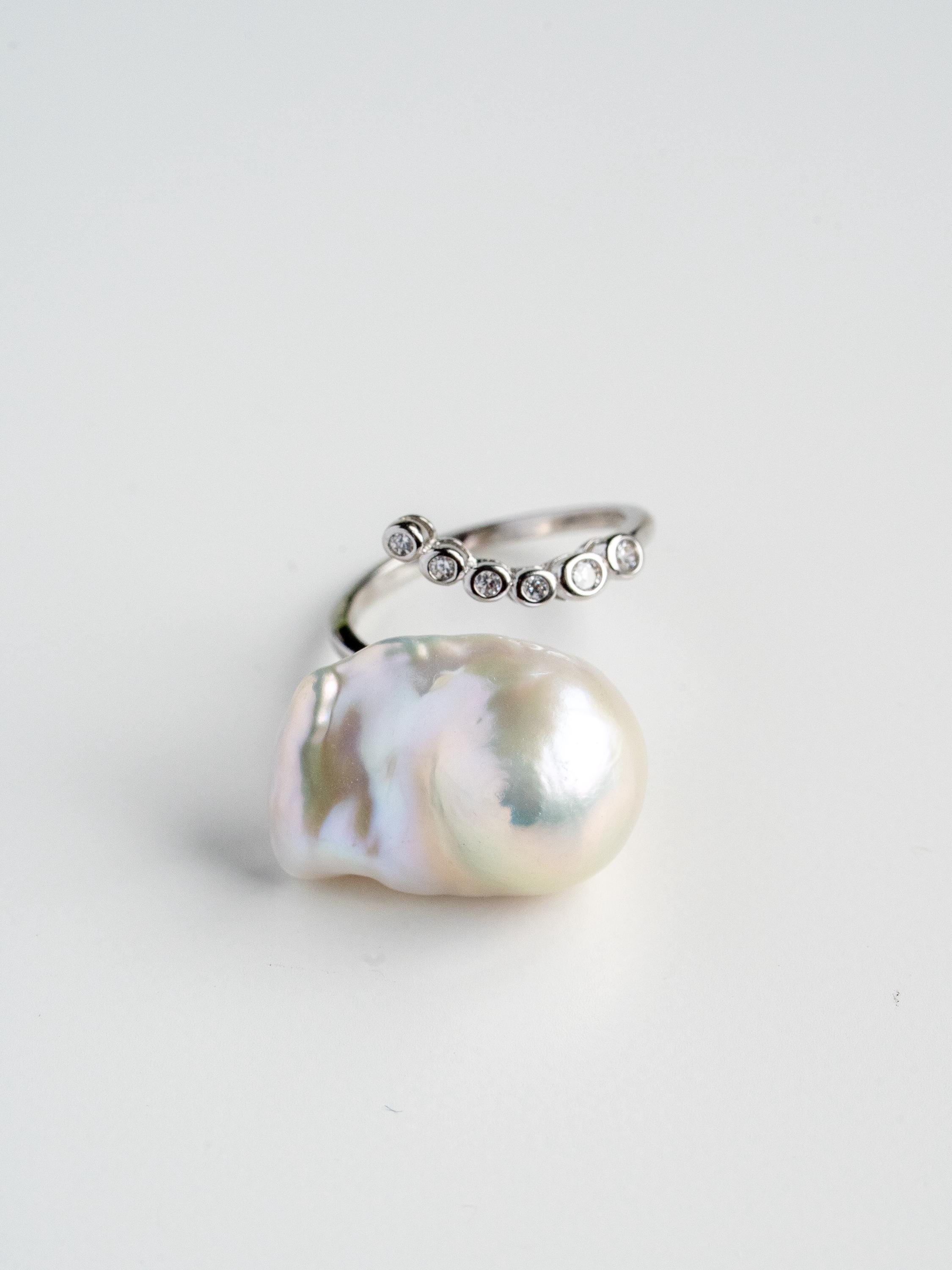 Lumi Curve Ring with Baroque Pearl